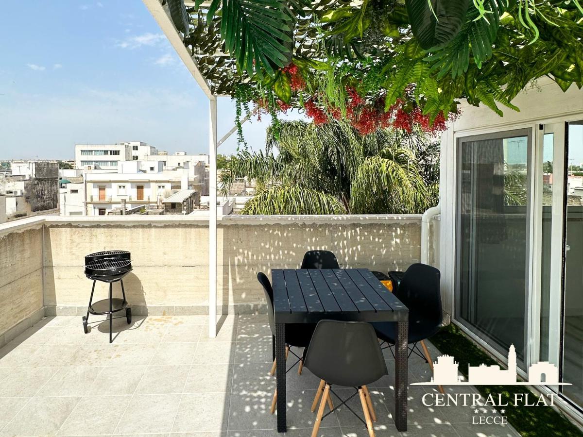 Ferienwohnung Lecce Central Flat - Attico Con Patio E Parcheggio Privato Exterior foto